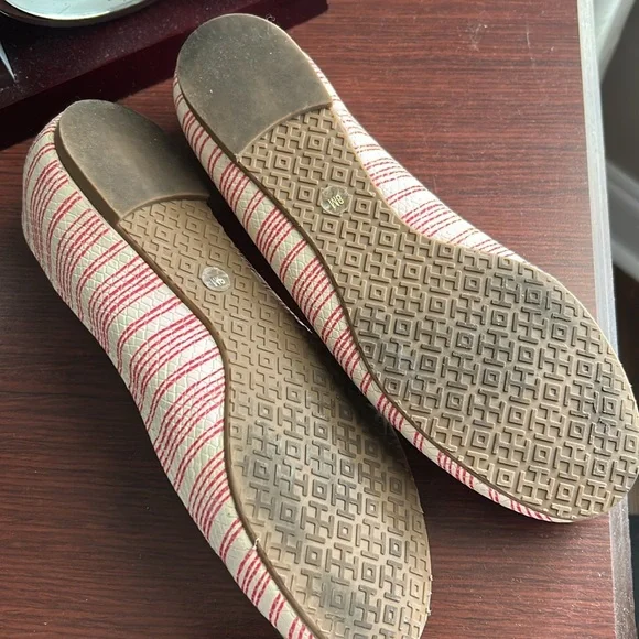 Beautiful leather summer flats by Tory Burch. Size 8M. Red and beige. - Picture 6 of 7